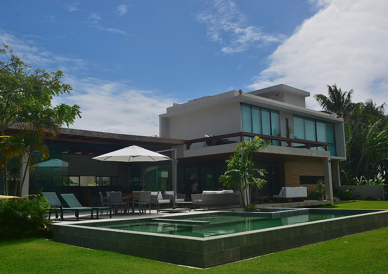 Casa alto padrão em Serrambi com rooftop exclusivo